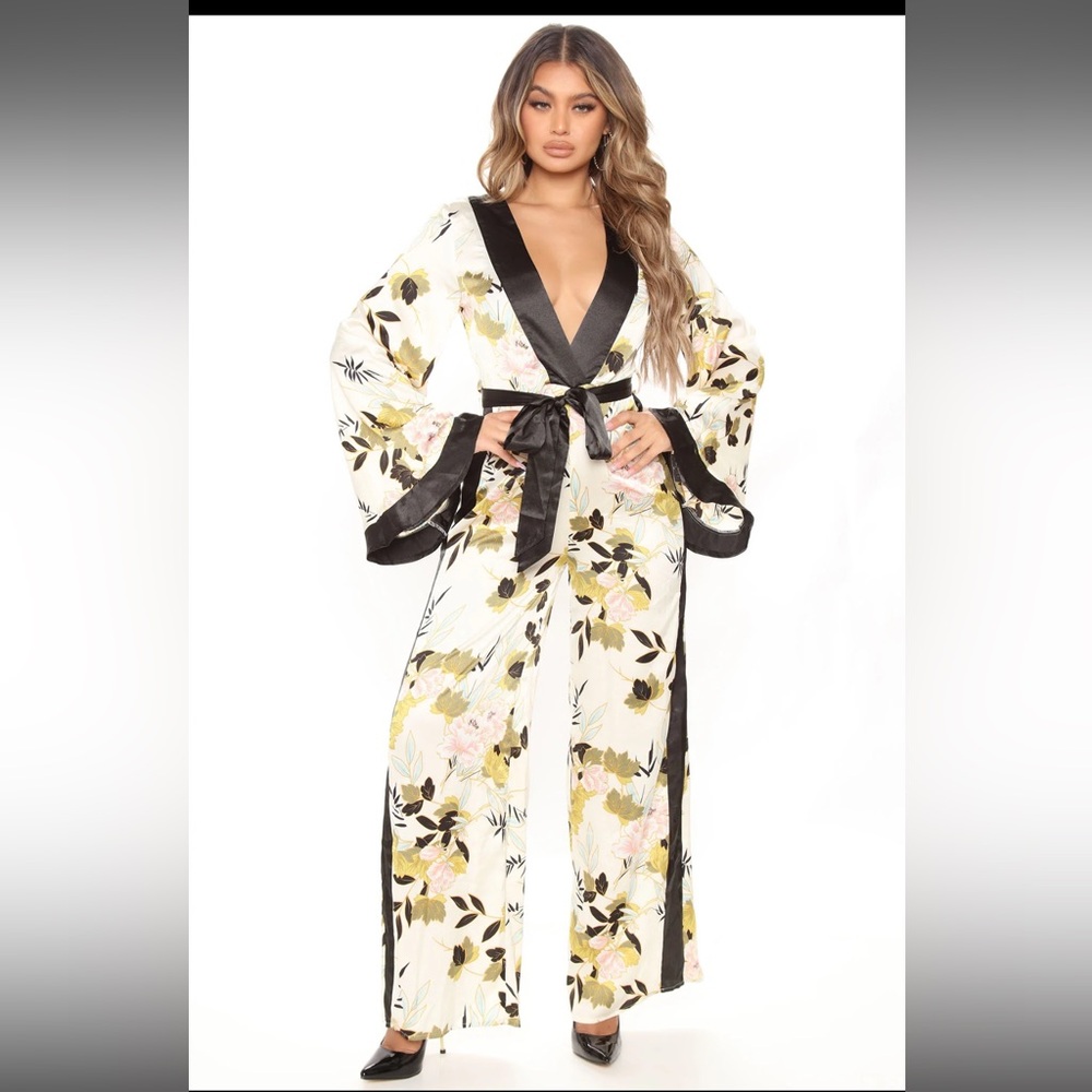 Flowy floral jumpsuit, new!